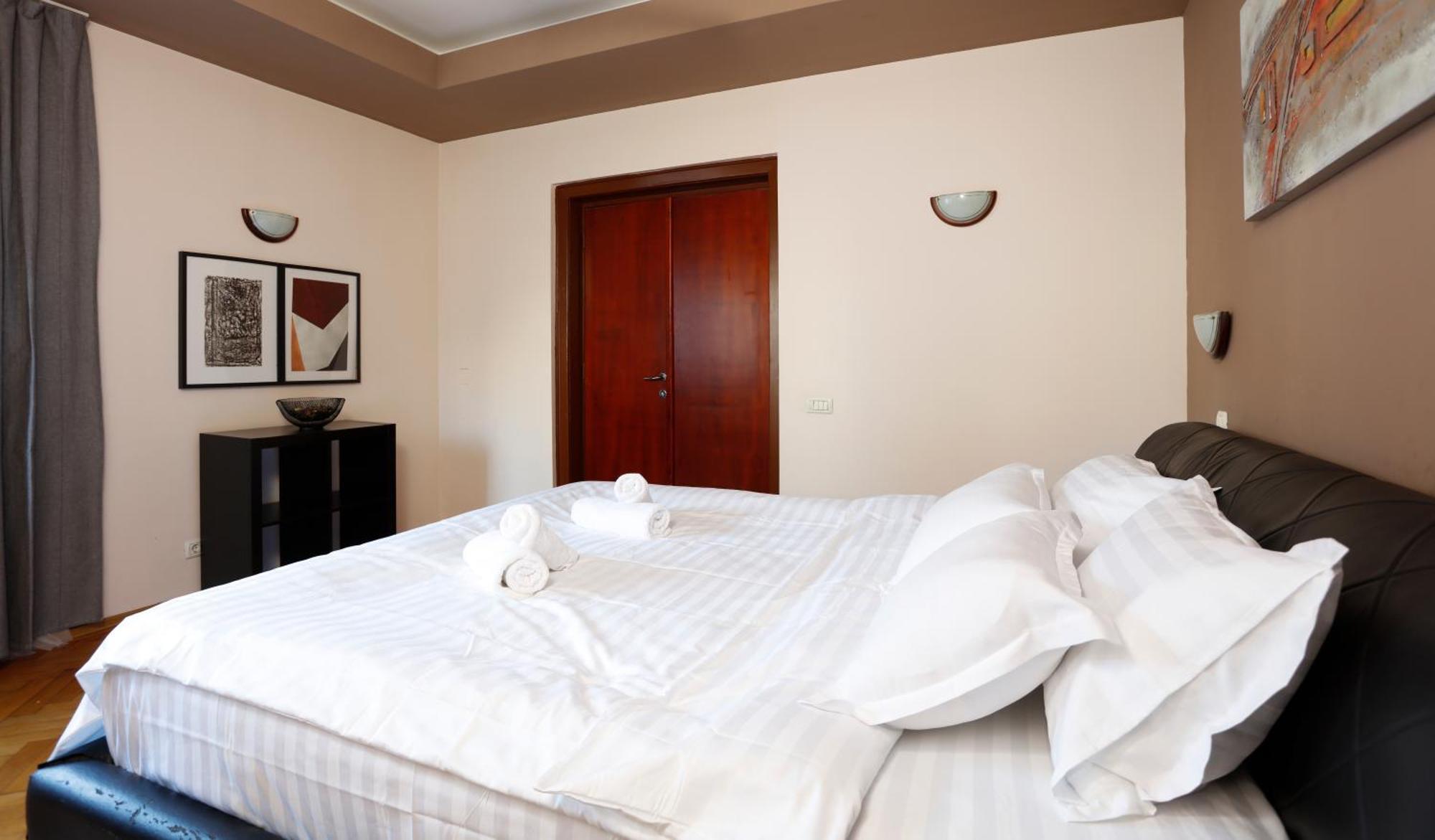 Peaceful Getaway - Generous 3-Bedroom Sanctuary - Close To Historic Old Town Bucarest Esterno foto