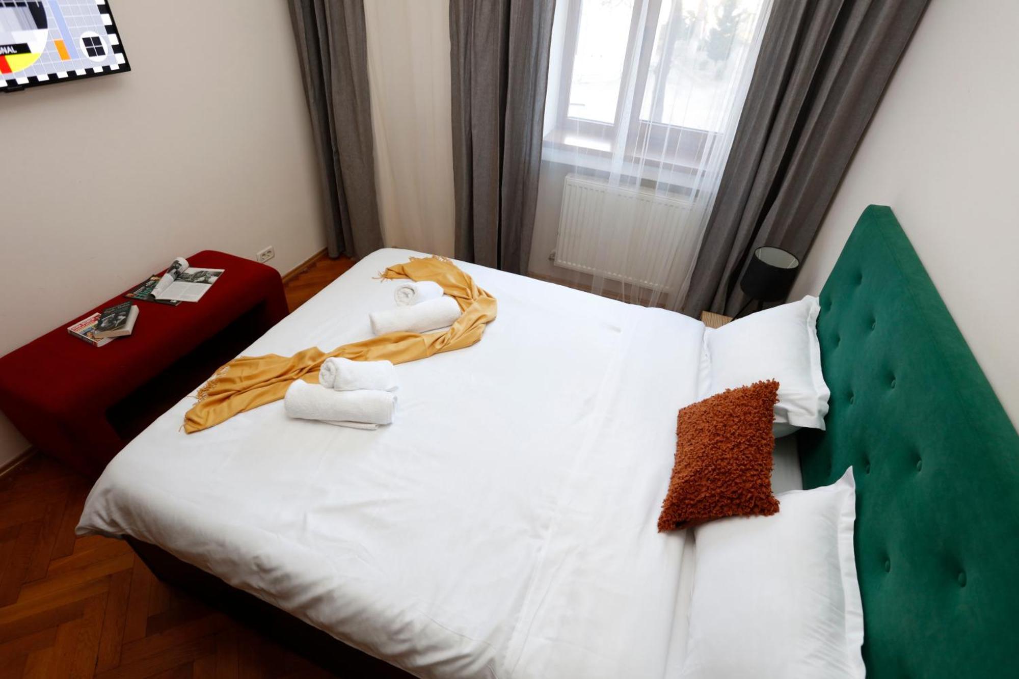 Peaceful Getaway - Generous 3-Bedroom Sanctuary - Close To Historic Old Town Bucarest Esterno foto