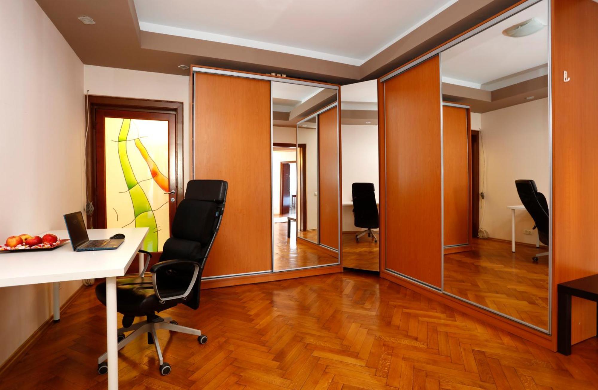 Peaceful Getaway - Generous 3-Bedroom Sanctuary - Close To Historic Old Town Bucarest Esterno foto