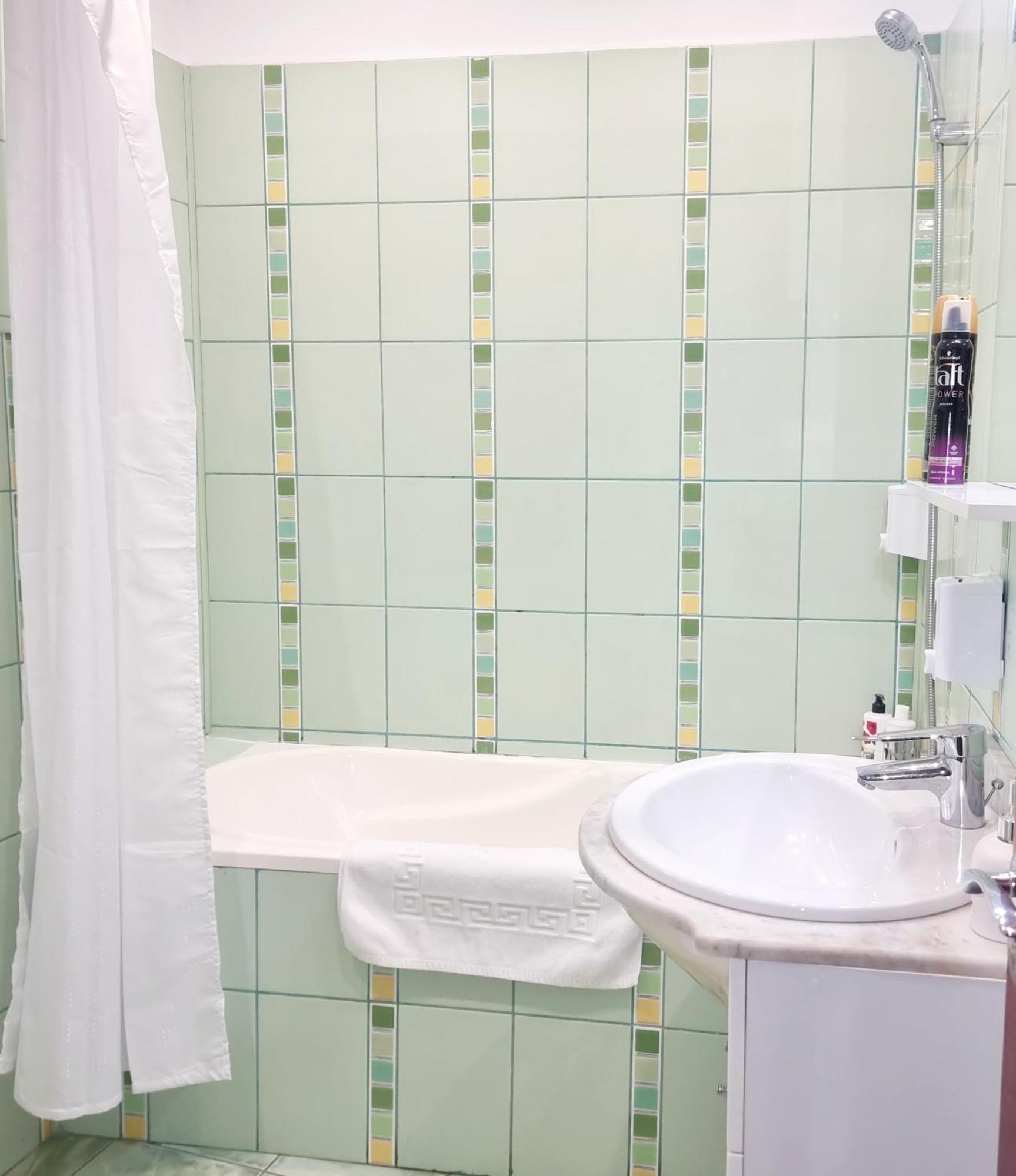 Peaceful Getaway - Generous 3-Bedroom Sanctuary - Close To Historic Old Town Bucarest Esterno foto