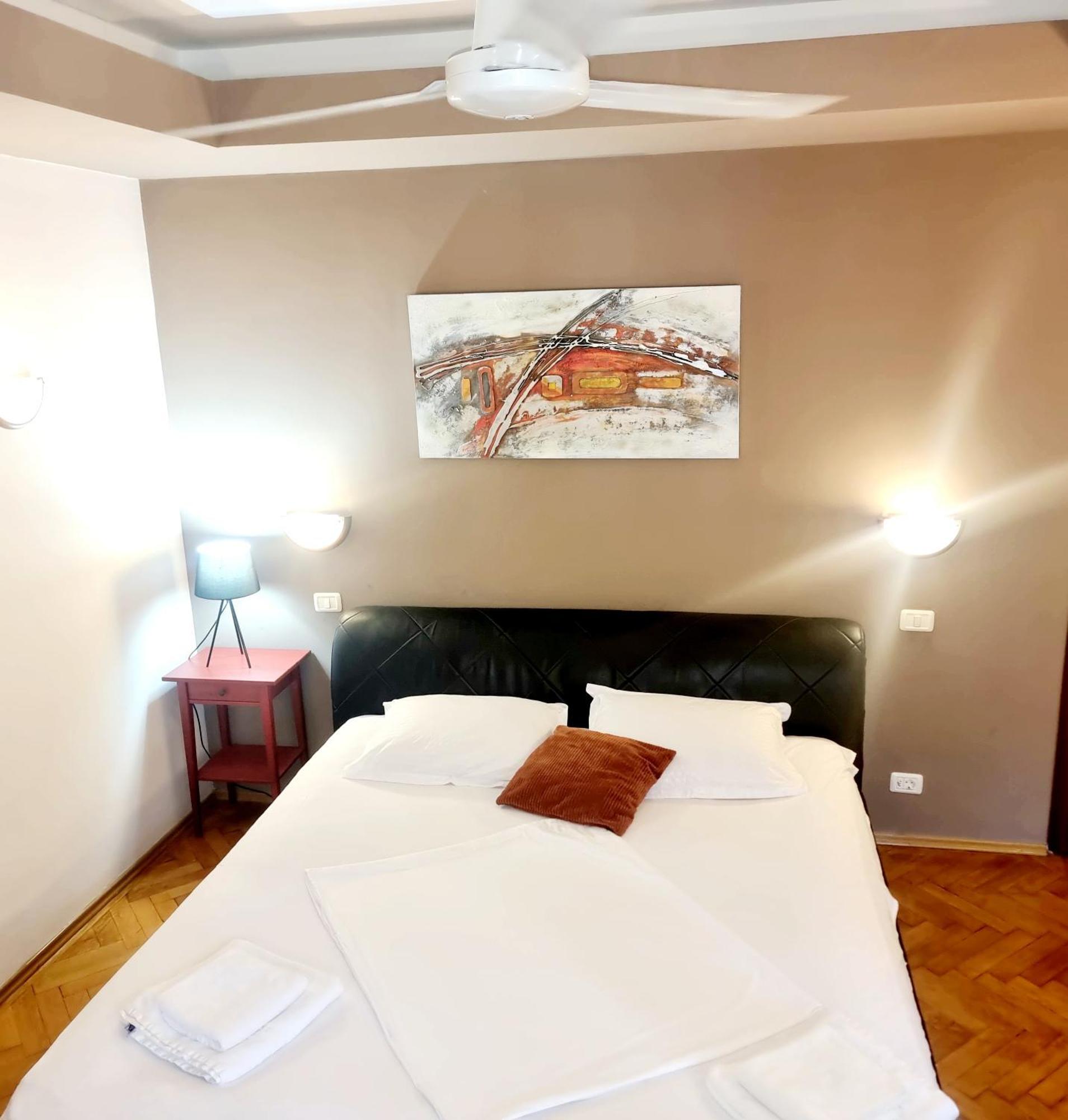 Peaceful Getaway - Generous 3-Bedroom Sanctuary - Close To Historic Old Town Bucarest Esterno foto