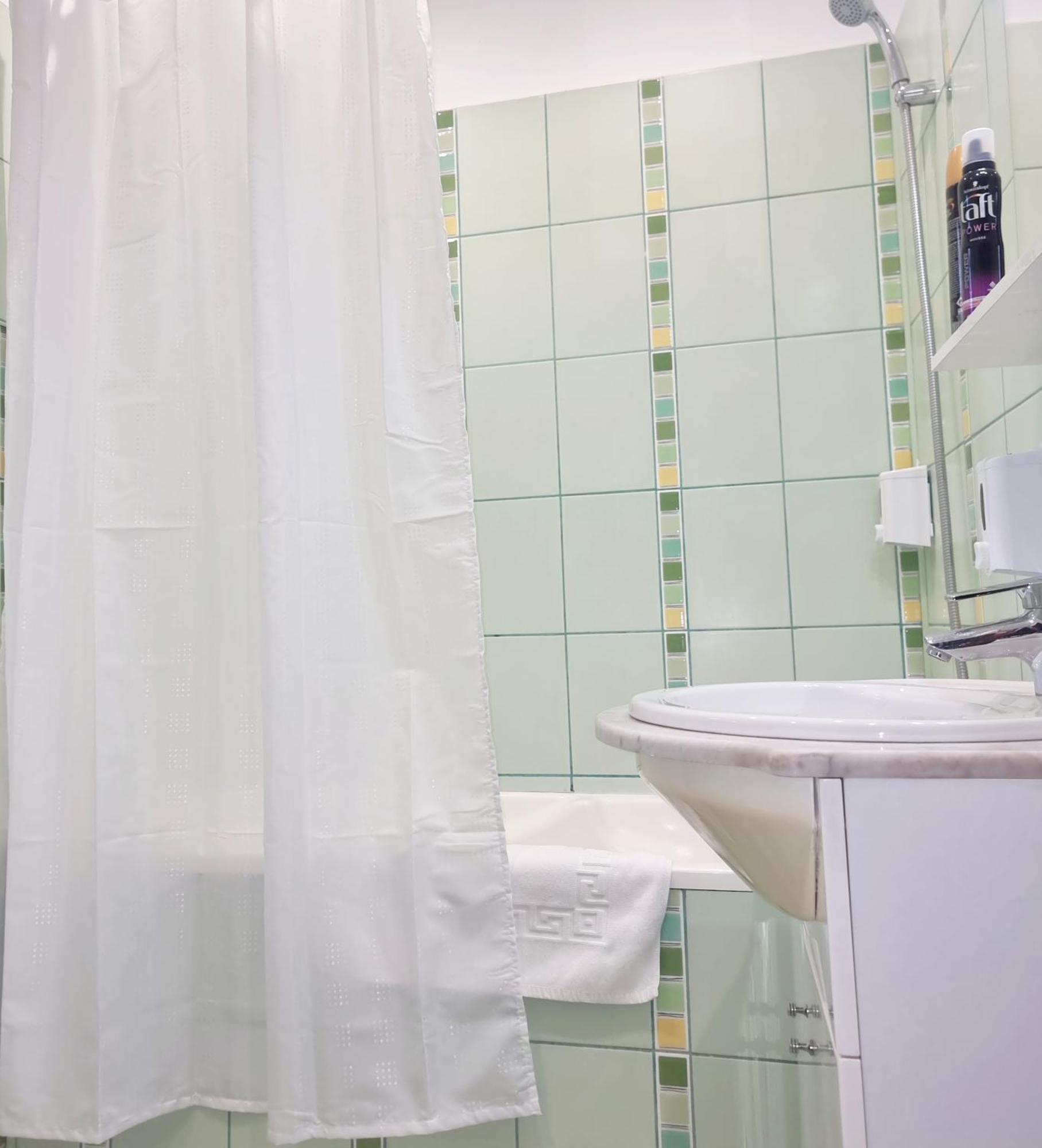 Peaceful Getaway - Generous 3-Bedroom Sanctuary - Close To Historic Old Town Bucarest Esterno foto