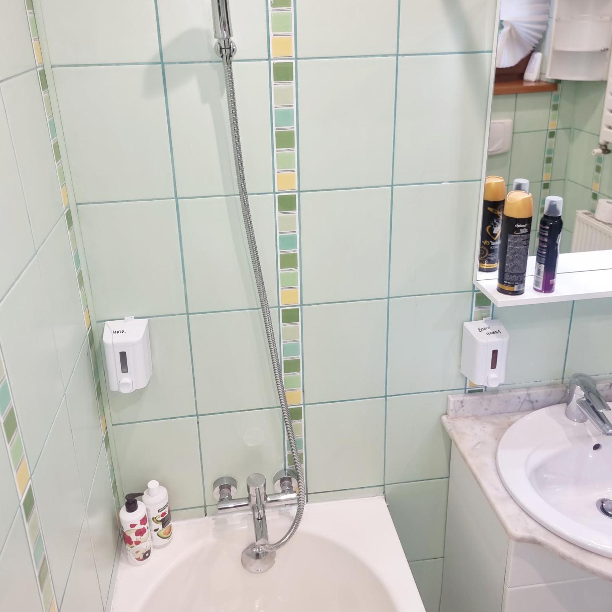 Peaceful Getaway - Generous 3-Bedroom Sanctuary - Close To Historic Old Town Bucarest Esterno foto