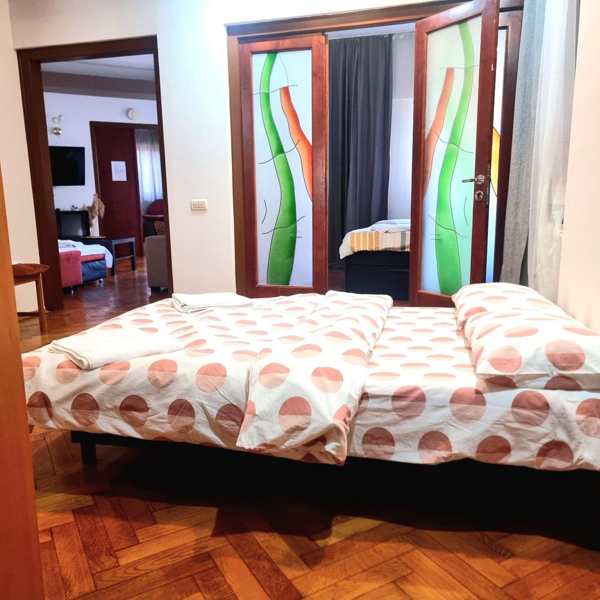 Peaceful Getaway - Generous 3-Bedroom Sanctuary - Close To Historic Old Town Bucarest Esterno foto