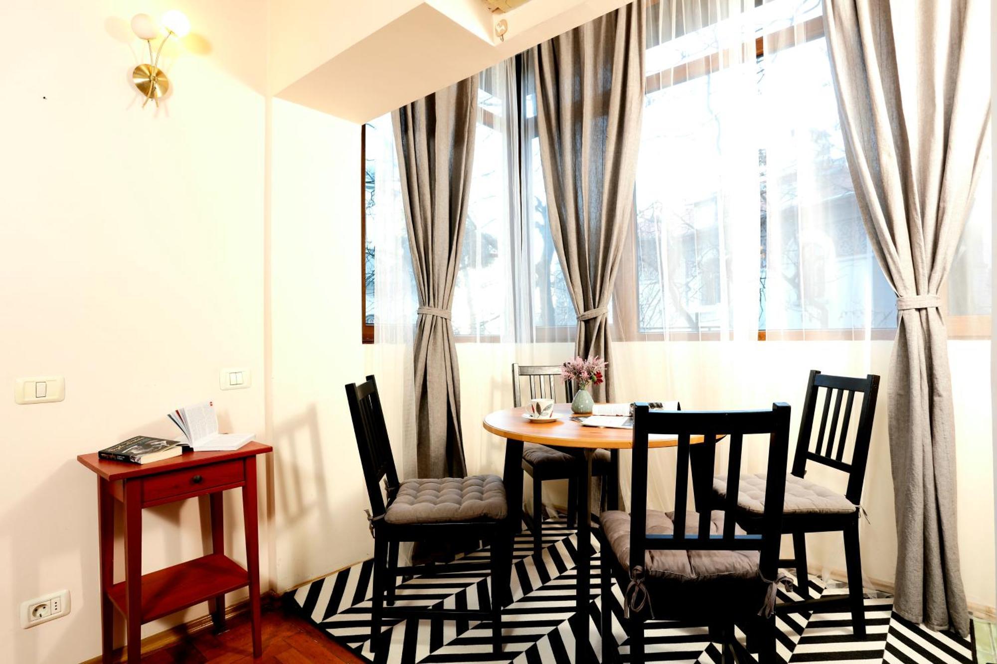 Peaceful Getaway - Generous 3-Bedroom Sanctuary - Close To Historic Old Town Bucarest Esterno foto