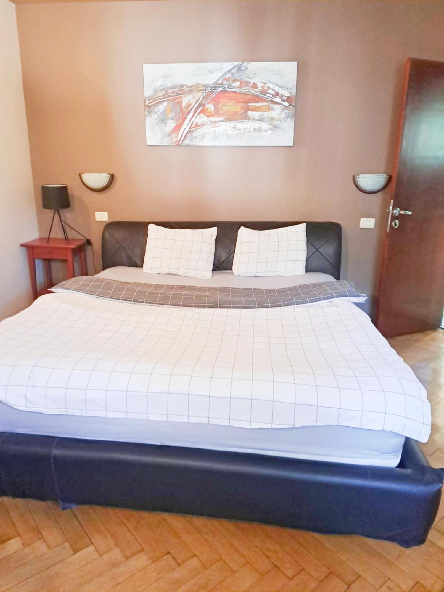 Peaceful Getaway - Generous 3-Bedroom Sanctuary - Close To Historic Old Town Bucarest Esterno foto