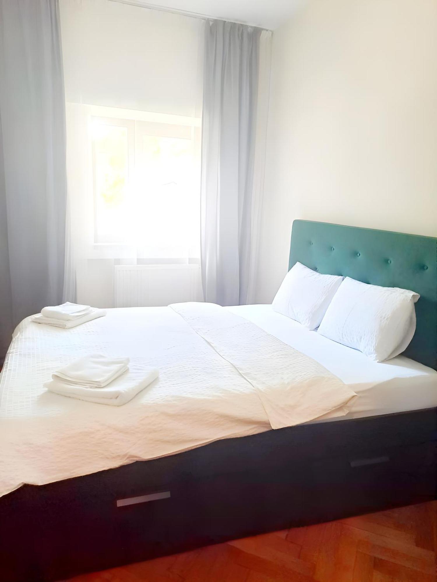 Peaceful Getaway - Generous 3-Bedroom Sanctuary - Close To Historic Old Town Bucarest Esterno foto